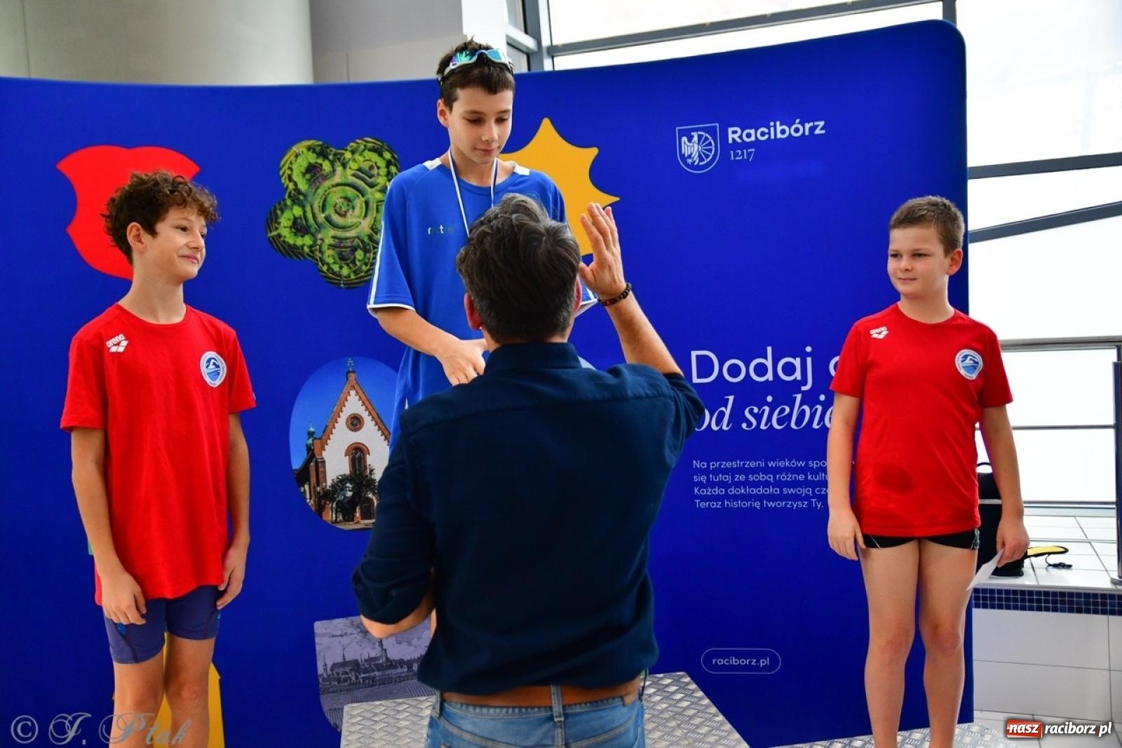 Zdjęcie w galerii na portalu naszraciborz.pl: IV Mistrzostwa Raciborza Szkół Podstawowych w pływaniu – sportowa rywalizacja na H2Ostróg zakończona wiadomości z regionu