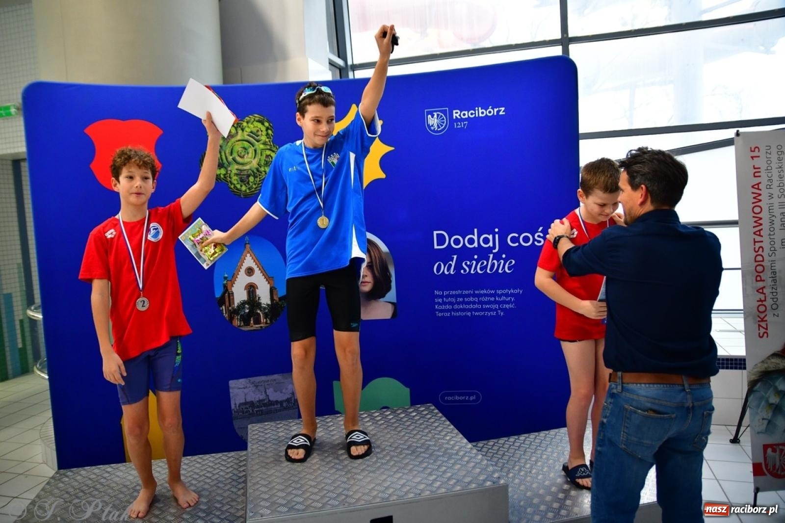 Zdjęcie w galerii na portalu naszraciborz.pl: IV Mistrzostwa Raciborza Szkół Podstawowych w pływaniu – sportowa rywalizacja na H2Ostróg zakończona wiadomości z regionu