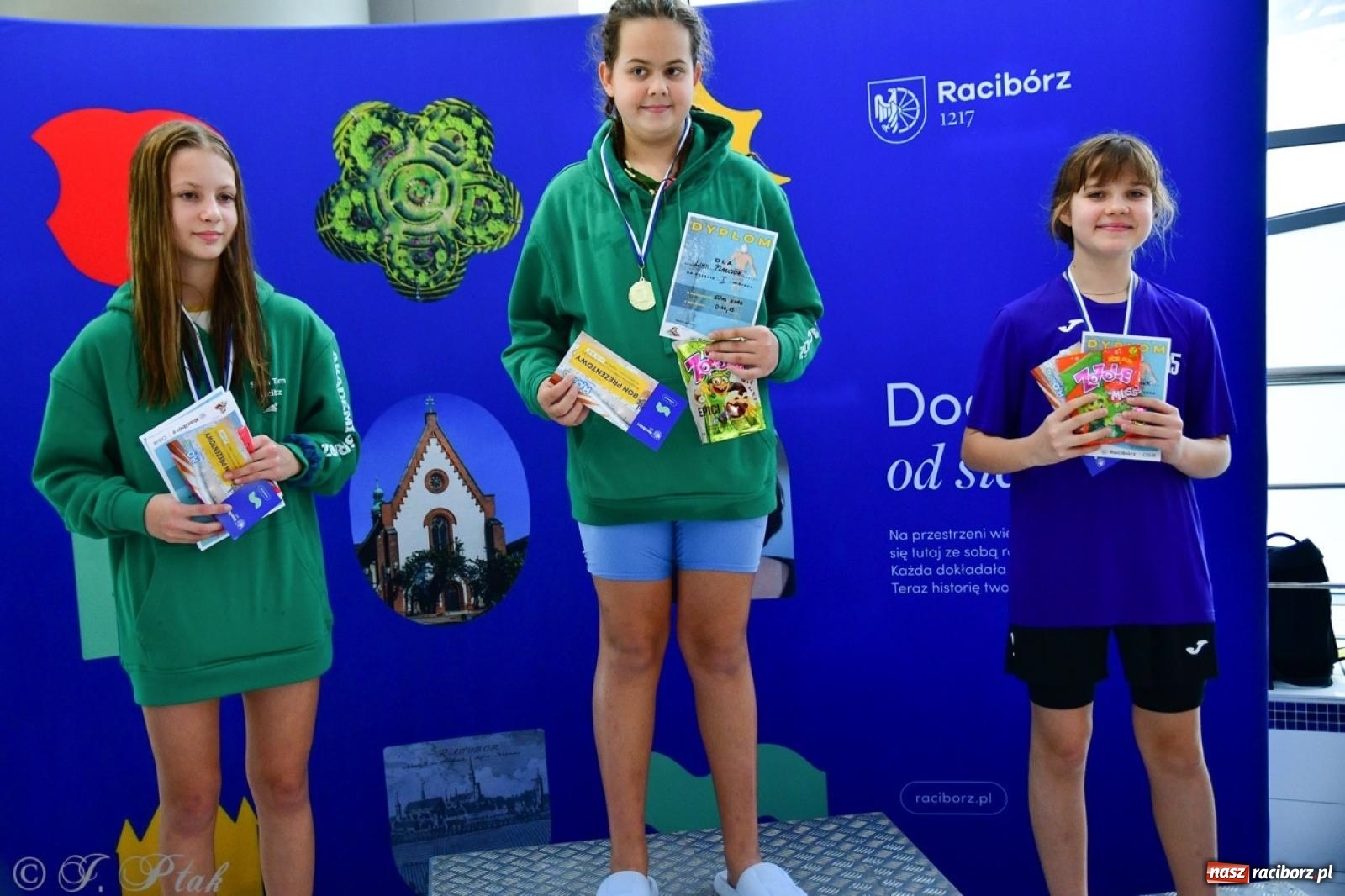 Zdjęcie w galerii na portalu naszraciborz.pl: IV Mistrzostwa Raciborza Szkół Podstawowych w pływaniu – sportowa rywalizacja na H2Ostróg zakończona wiadomości z regionu