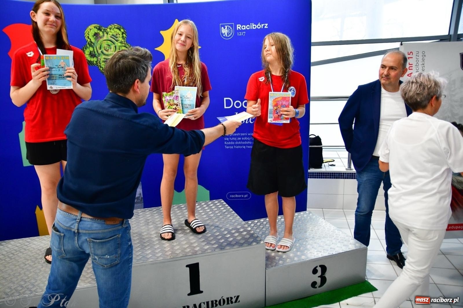 Zdjęcie w galerii na portalu naszraciborz.pl: IV Mistrzostwa Raciborza Szkół Podstawowych w pływaniu – sportowa rywalizacja na H2Ostróg zakończona wiadomości z regionu