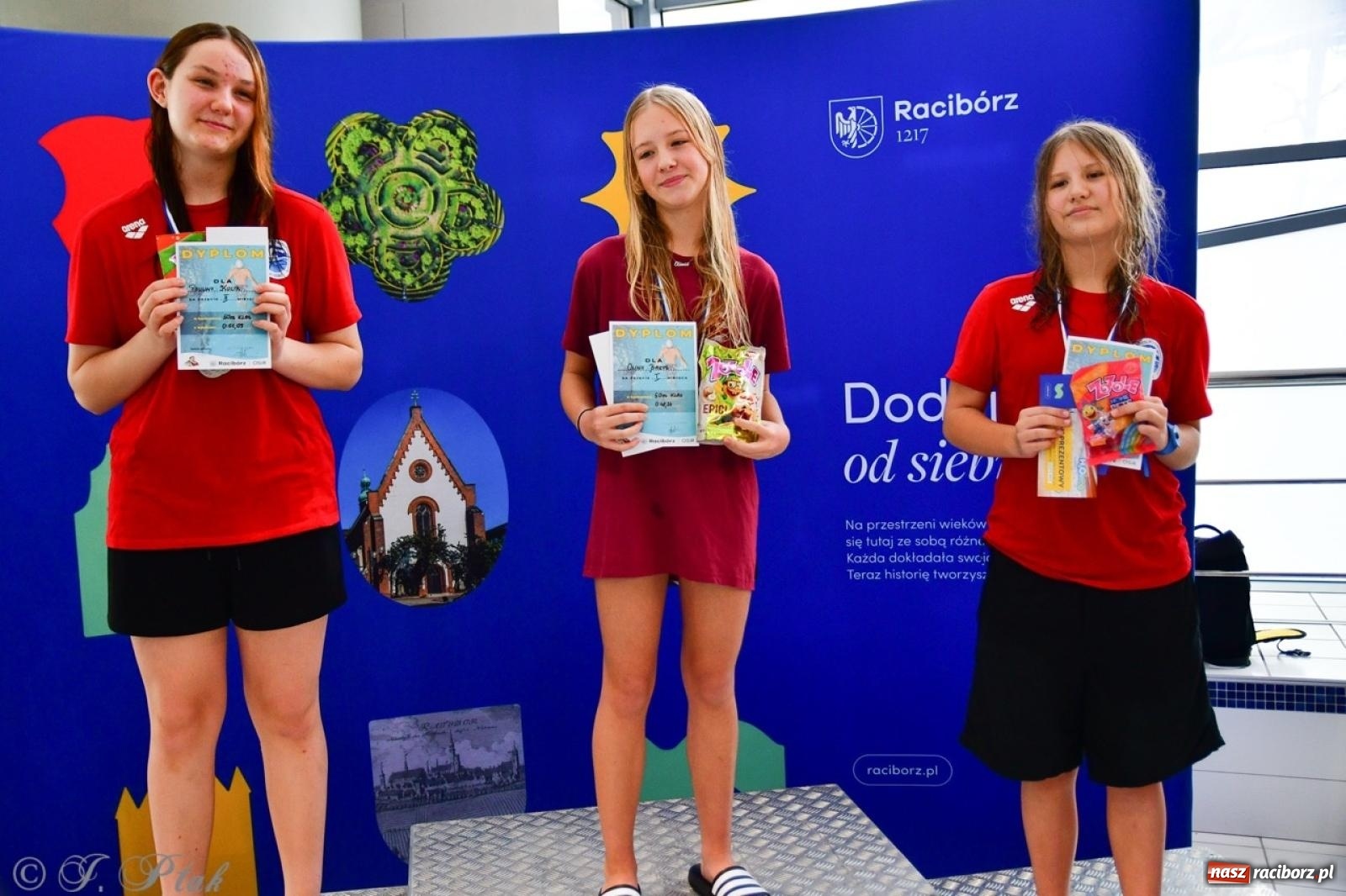 Zdjęcie w galerii na portalu naszraciborz.pl: IV Mistrzostwa Raciborza Szkół Podstawowych w pływaniu – sportowa rywalizacja na H2Ostróg zakończona wiadomości z regionu