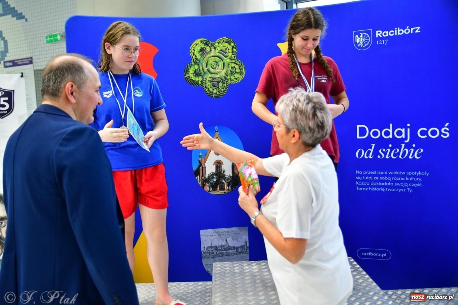 Zdjęcie w galerii na portalu naszraciborz.pl: IV Mistrzostwa Raciborza Szkół Podstawowych w pływaniu – sportowa rywalizacja na H2Ostróg zakończona wiadomości z regionu