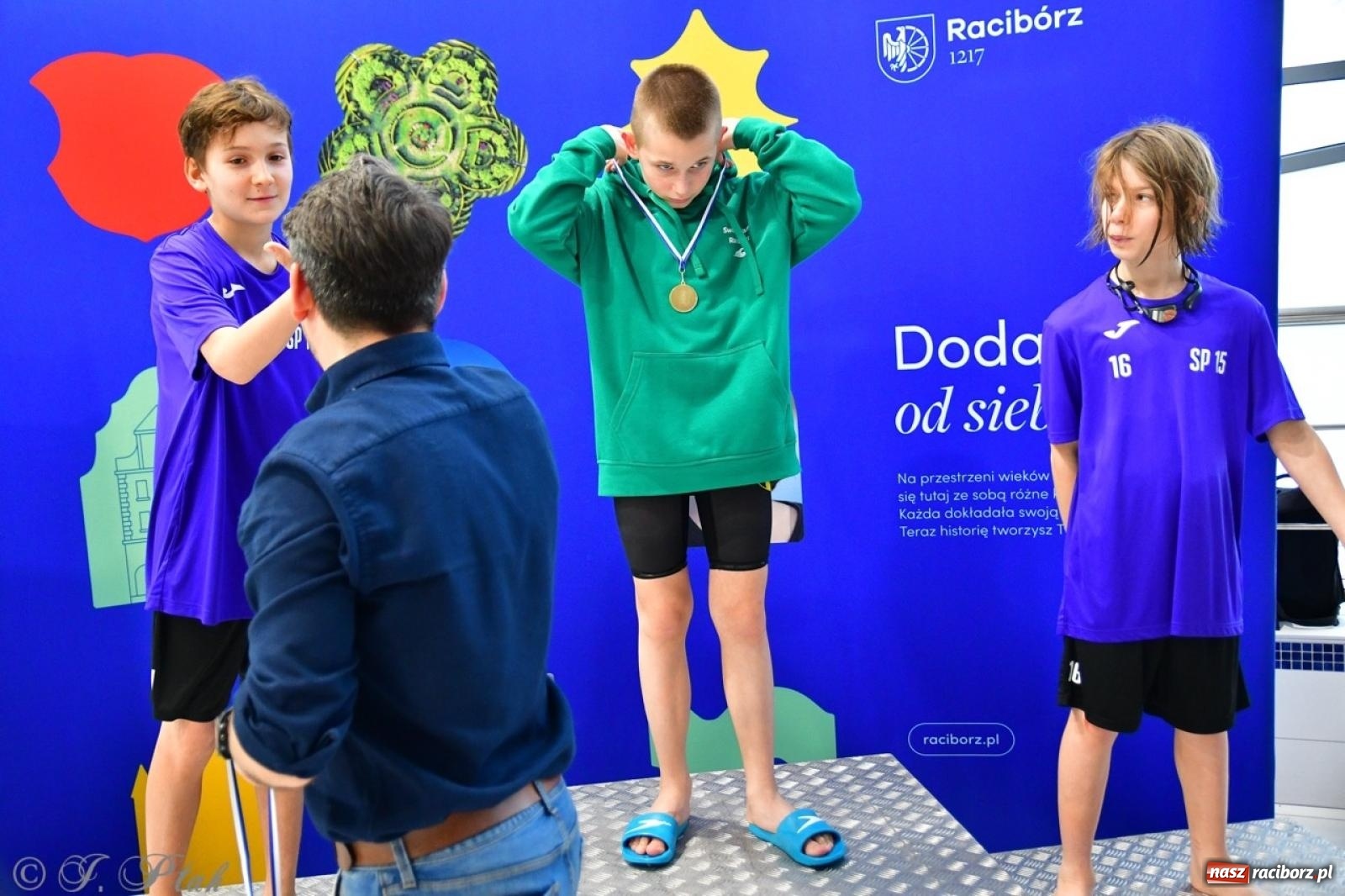 Zdjęcie w galerii na portalu naszraciborz.pl: IV Mistrzostwa Raciborza Szkół Podstawowych w pływaniu – sportowa rywalizacja na H2Ostróg zakończona wiadomości z regionu