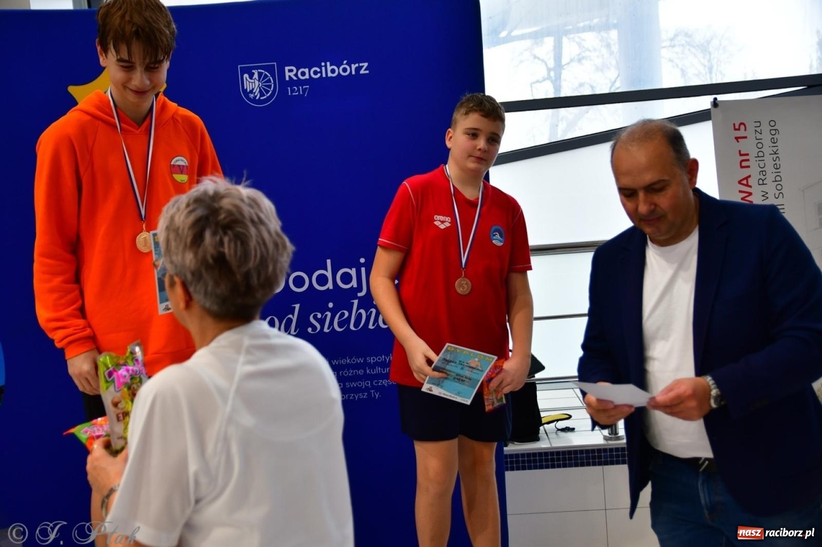 Zdjęcie w galerii na portalu naszraciborz.pl: IV Mistrzostwa Raciborza Szkół Podstawowych w pływaniu – sportowa rywalizacja na H2Ostróg zakończona wiadomości z regionu