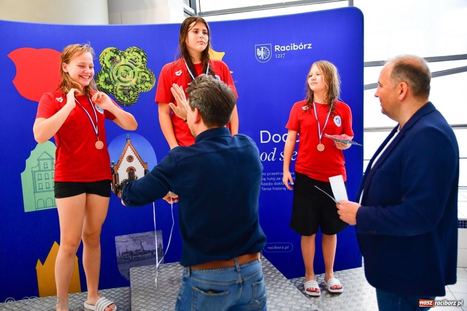 Zdjęcie w galerii na portalu naszraciborz.pl: IV Mistrzostwa Raciborza Szkół Podstawowych w pływaniu – sportowa rywalizacja na H2Ostróg zakończona wiadomości z regionu