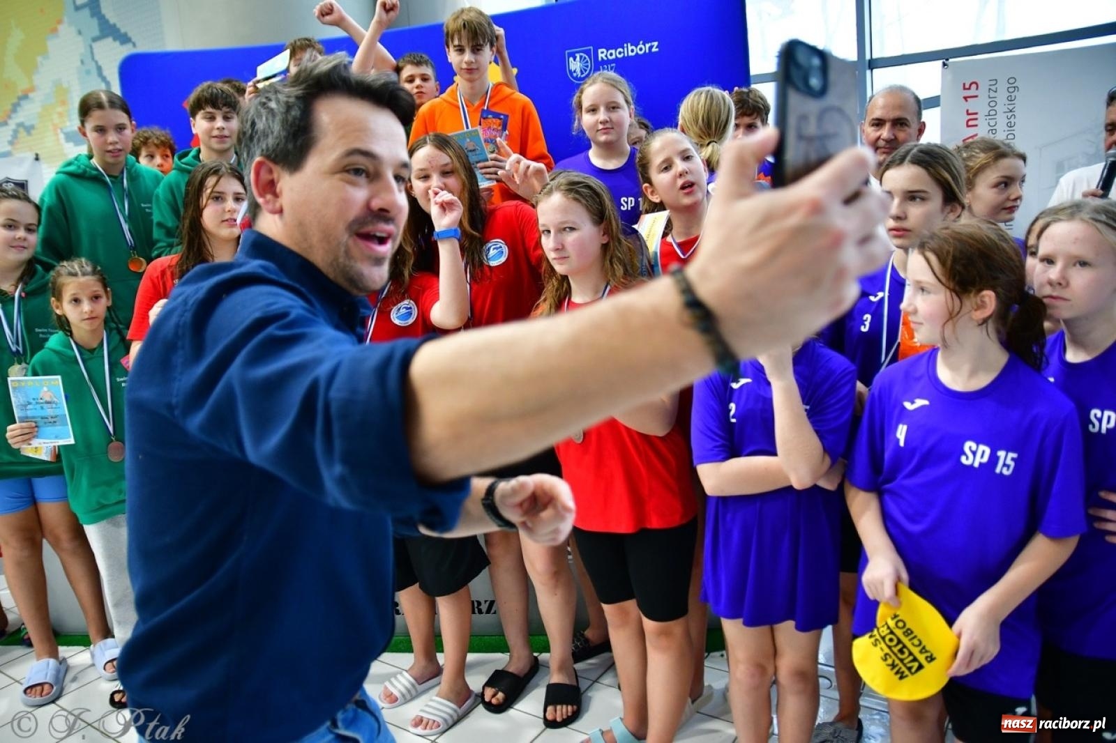 Zdjęcie w galerii na portalu naszraciborz.pl: IV Mistrzostwa Raciborza Szkół Podstawowych w pływaniu – sportowa rywalizacja na H2Ostróg zakończona wiadomości z regionu