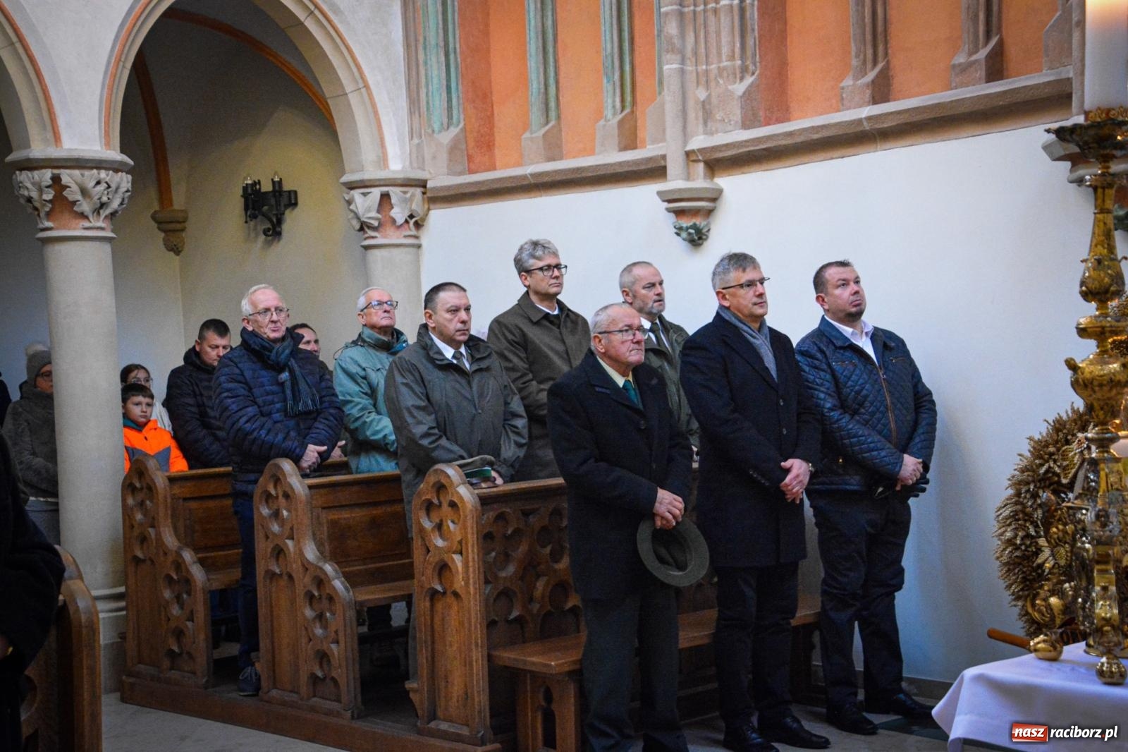 Zdjęcie w galerii na portalu naszraciborz.pl: Leśnicza i łowiecka brać na Mszy św. w kaplicy zamkowej w Raciborzu [FOTO i WIDEO] wiadomości z regionu