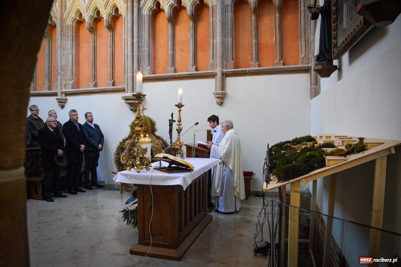 Zdjęcie w galerii na portalu naszraciborz.pl: Leśnicza i łowiecka brać na Mszy św. w kaplicy zamkowej w Raciborzu [FOTO i WIDEO] wiadomości z regionu