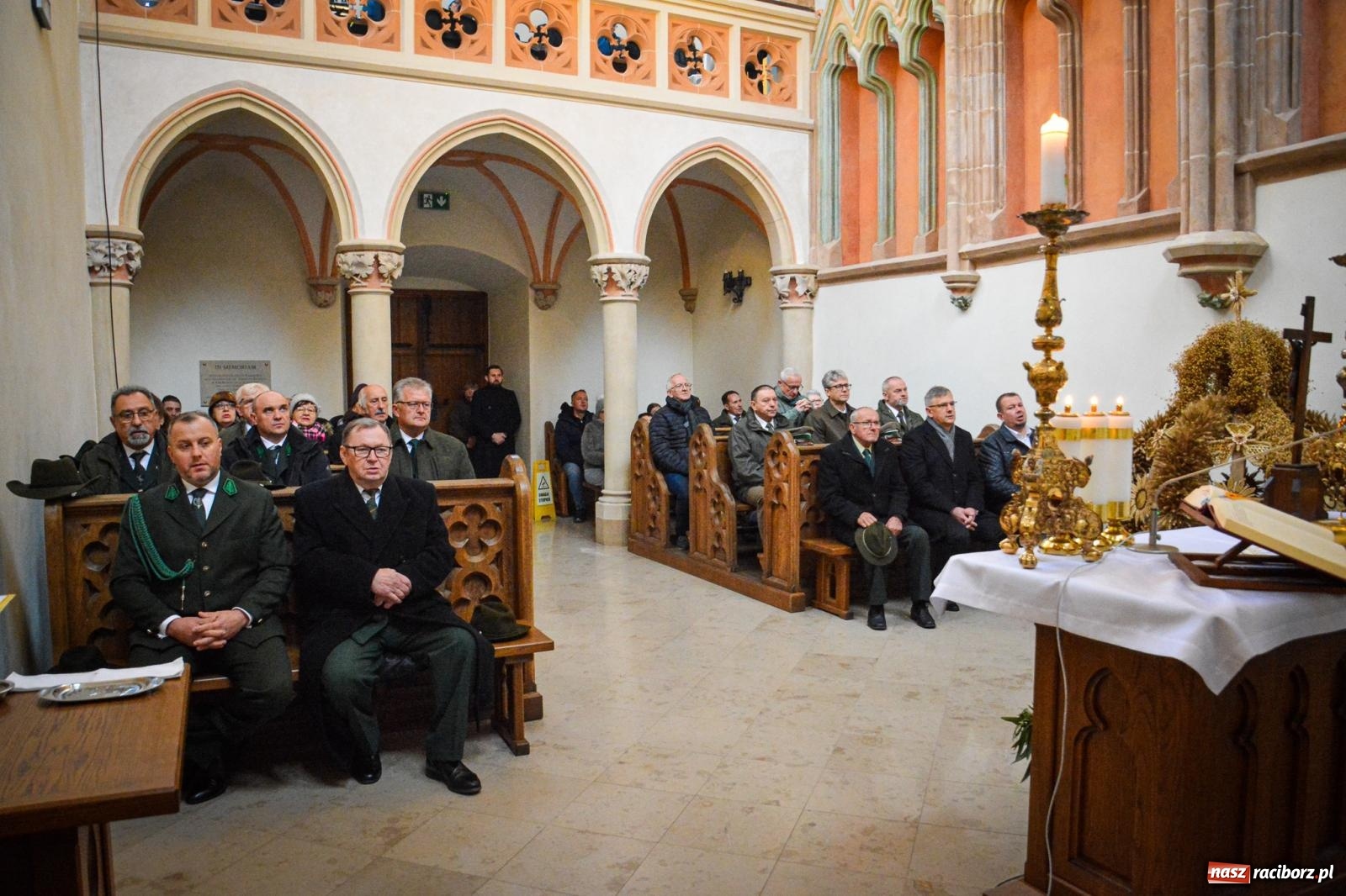 Zdjęcie w galerii na portalu naszraciborz.pl: Leśnicza i łowiecka brać na Mszy św. w kaplicy zamkowej w Raciborzu [FOTO i WIDEO] wiadomości z regionu