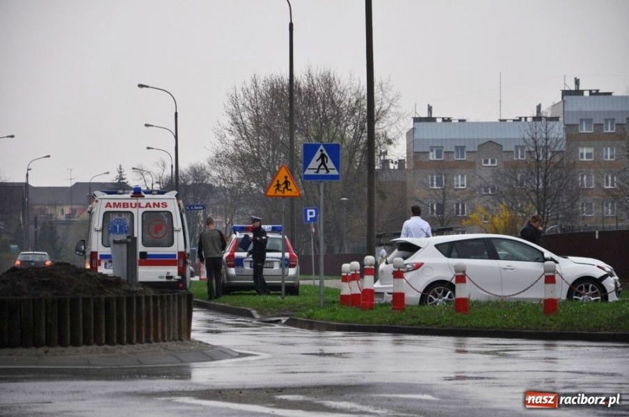 Zdjęcie w galerii na portalu naszraciborz.pl: Przy rondzie skasowali słupki wiadomości z regionu