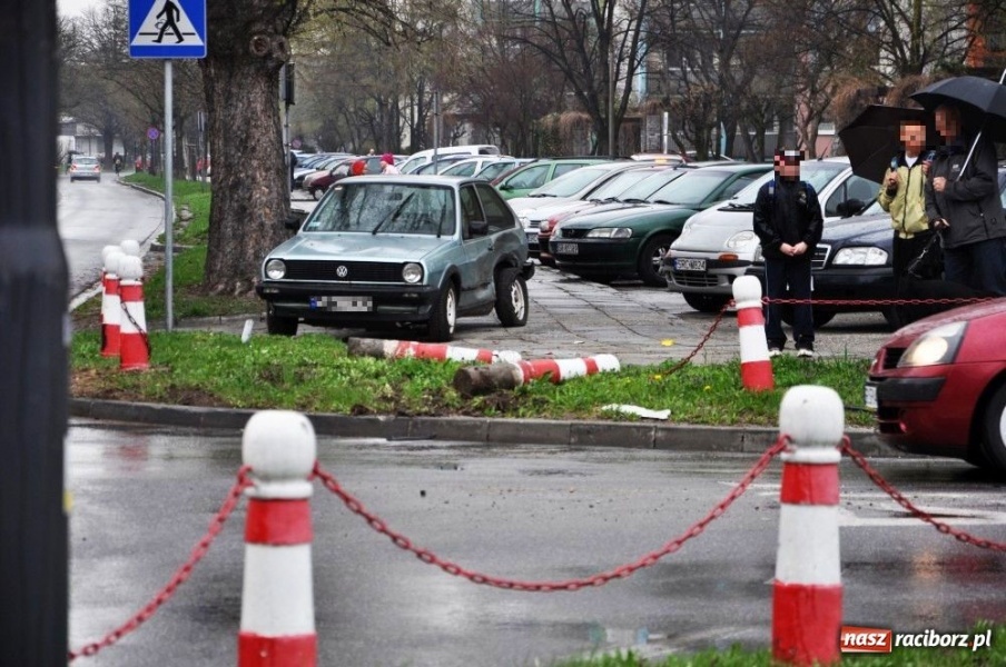 Zdjęcie w galerii na portalu naszraciborz.pl: Przy rondzie skasowali słupki wiadomości z regionu