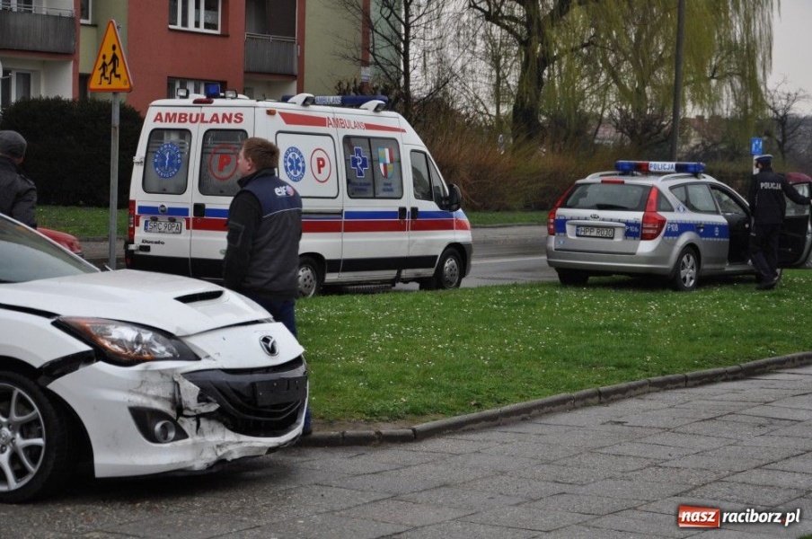 Zdjęcie w galerii na portalu naszraciborz.pl: Przy rondzie skasowali słupki wiadomości z regionu