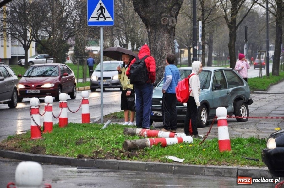 Zdjęcie w galerii na portalu naszraciborz.pl: Przy rondzie skasowali słupki wiadomości z regionu