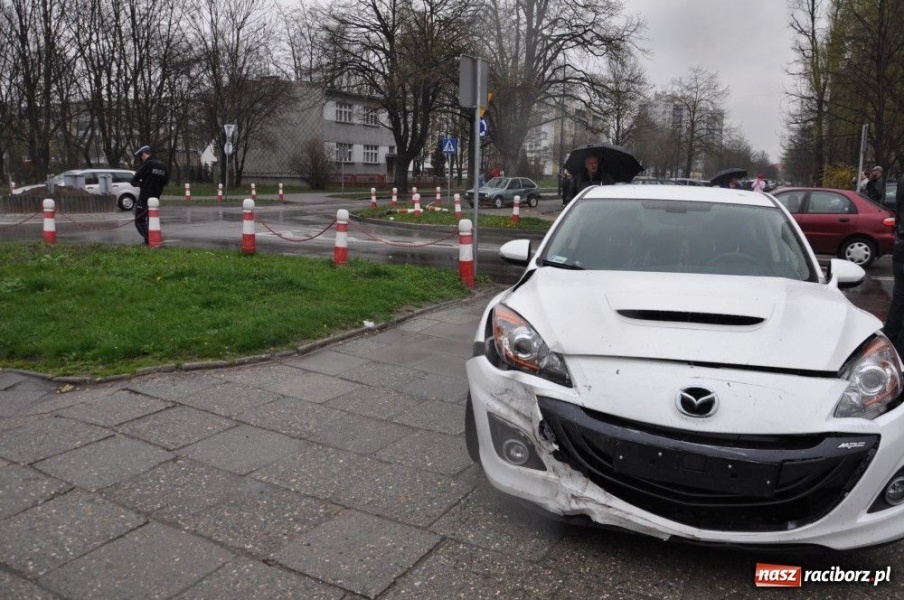 Zdjęcie w galerii na portalu naszraciborz.pl: Przy rondzie skasowali słupki wiadomości z regionu
