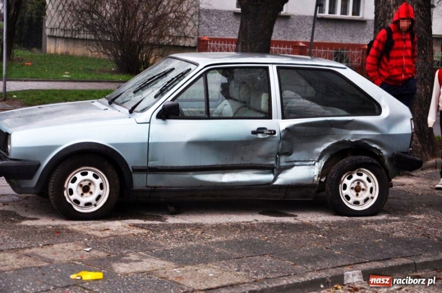 Zdjęcie w galerii na portalu naszraciborz.pl: Przy rondzie skasowali słupki wiadomości z regionu