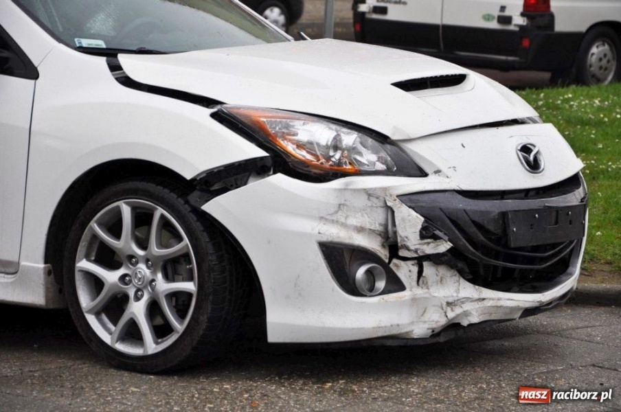 Zdjęcie w galerii na portalu naszraciborz.pl: Przy rondzie skasowali słupki wiadomości z regionu