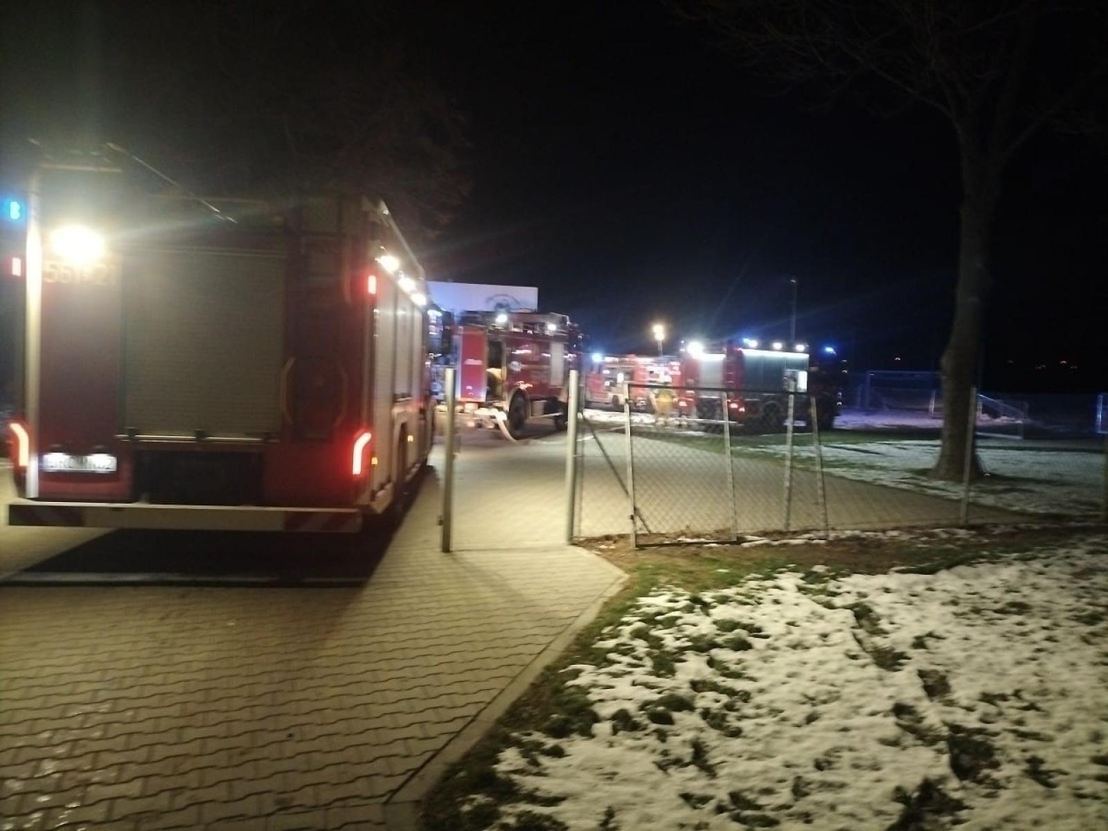 Zdjęcie w galerii na portalu naszraciborz.pl: Nocny pożar na boisku w Borucinie wiadomości z regionu
