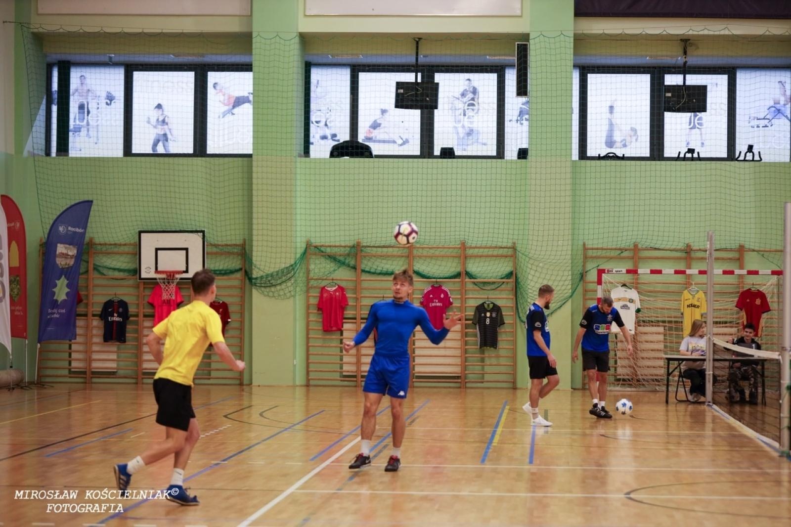 Zdjęcie w galerii na portalu naszraciborz.pl: Zacięta rywalizacja w IV edycji Turnieju Siatkonogi. Kamil Duda i Farid Ali triumfują wiadomości z regionu