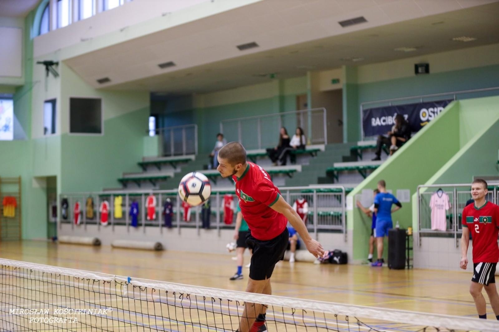 Zdjęcie w galerii na portalu naszraciborz.pl: Zacięta rywalizacja w IV edycji Turnieju Siatkonogi. Kamil Duda i Farid Ali triumfują wiadomości z regionu