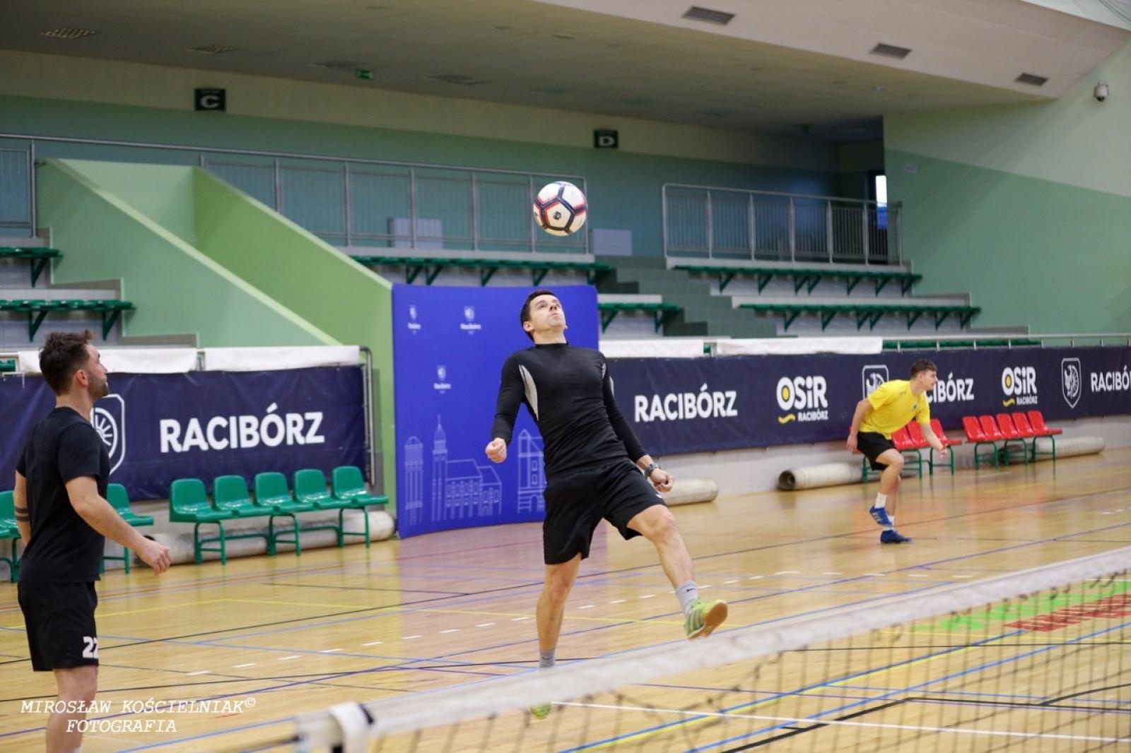 Zdjęcie w galerii na portalu naszraciborz.pl: Zacięta rywalizacja w IV edycji Turnieju Siatkonogi. Kamil Duda i Farid Ali triumfują wiadomości z regionu
