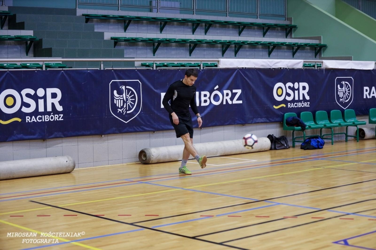 Zdjęcie w galerii na portalu naszraciborz.pl: Zacięta rywalizacja w IV edycji Turnieju Siatkonogi. Kamil Duda i Farid Ali triumfują wiadomości z regionu