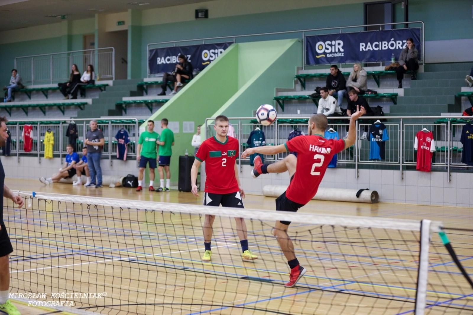 Zdjęcie w galerii na portalu naszraciborz.pl: Zacięta rywalizacja w IV edycji Turnieju Siatkonogi. Kamil Duda i Farid Ali triumfują wiadomości z regionu