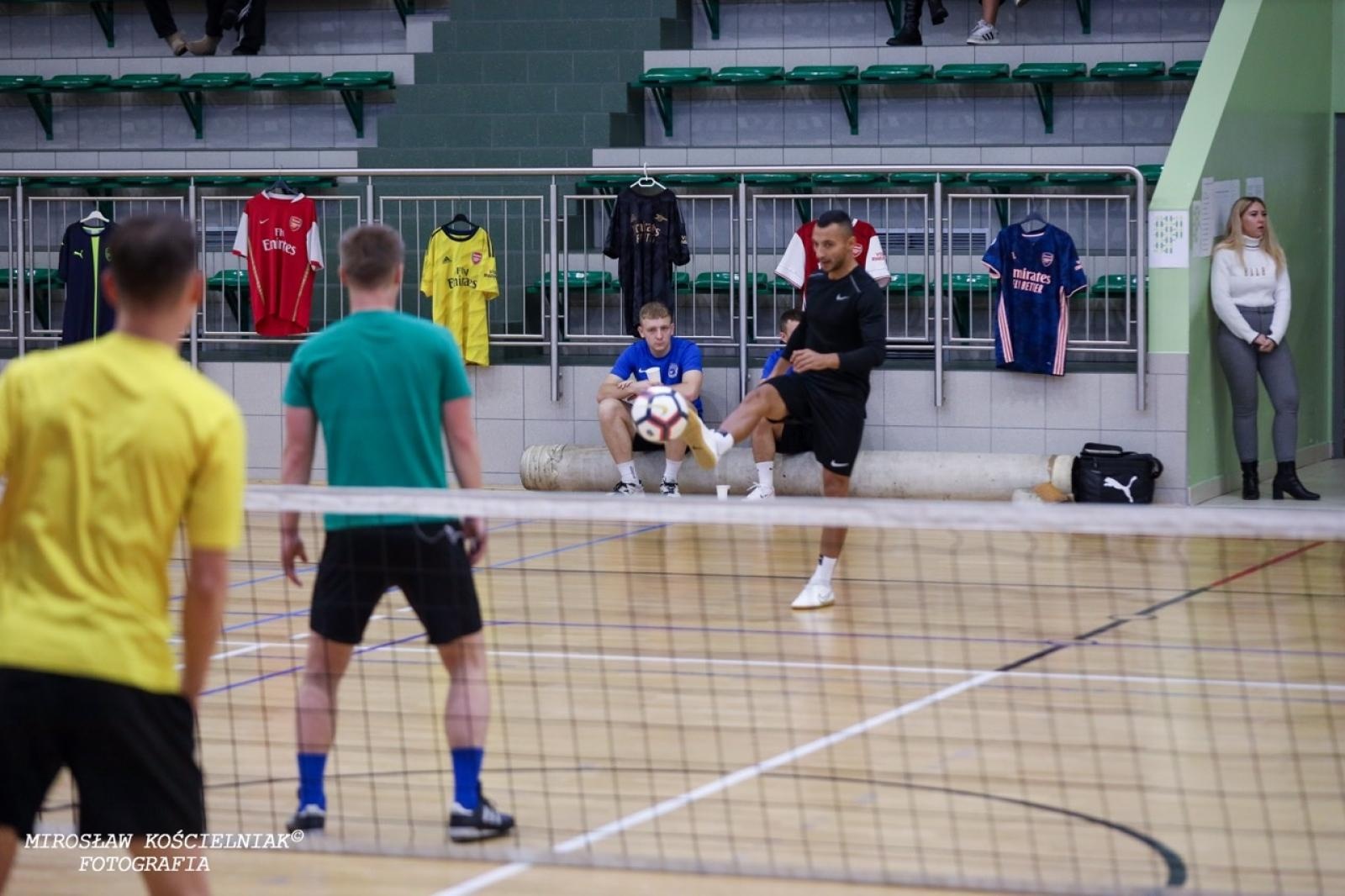 Zdjęcie w galerii na portalu naszraciborz.pl: Zacięta rywalizacja w IV edycji Turnieju Siatkonogi. Kamil Duda i Farid Ali triumfują wiadomości z regionu