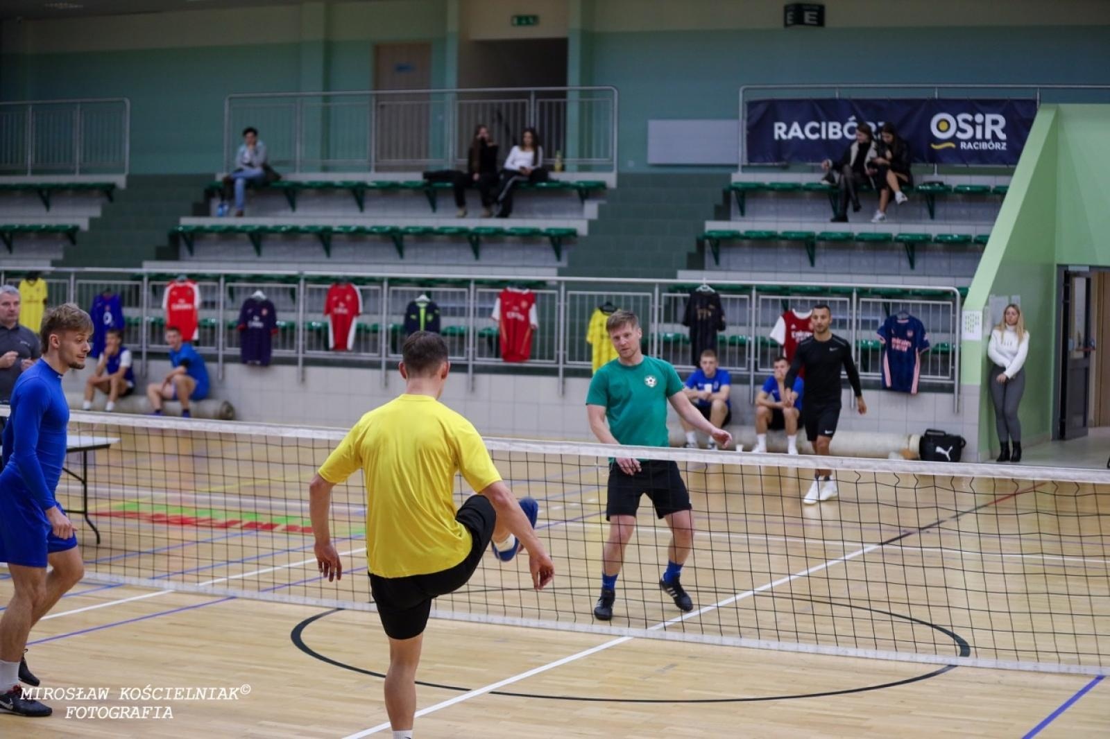 Zdjęcie w galerii na portalu naszraciborz.pl: Zacięta rywalizacja w IV edycji Turnieju Siatkonogi. Kamil Duda i Farid Ali triumfują wiadomości z regionu