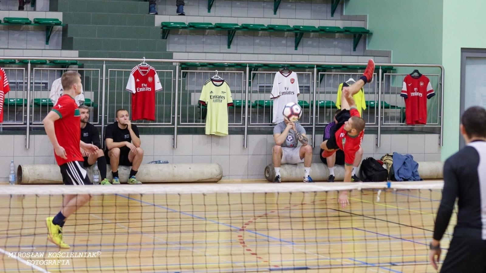 Zdjęcie w galerii na portalu naszraciborz.pl: Zacięta rywalizacja w IV edycji Turnieju Siatkonogi. Kamil Duda i Farid Ali triumfują wiadomości z regionu