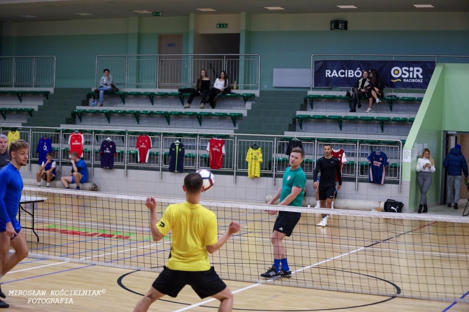 Zdjęcie w galerii na portalu naszraciborz.pl: Zacięta rywalizacja w IV edycji Turnieju Siatkonogi. Kamil Duda i Farid Ali triumfują wiadomości z regionu