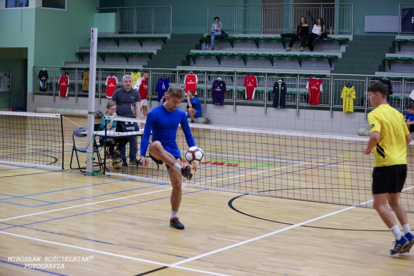 Zdjęcie w galerii na portalu naszraciborz.pl: Zacięta rywalizacja w IV edycji Turnieju Siatkonogi. Kamil Duda i Farid Ali triumfują wiadomości z regionu