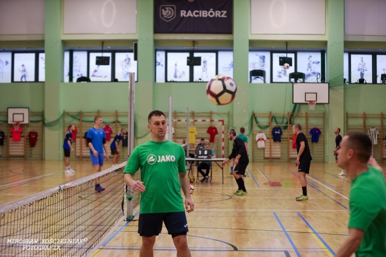 Zdjęcie w galerii na portalu naszraciborz.pl: Zacięta rywalizacja w IV edycji Turnieju Siatkonogi. Kamil Duda i Farid Ali triumfują wiadomości z regionu