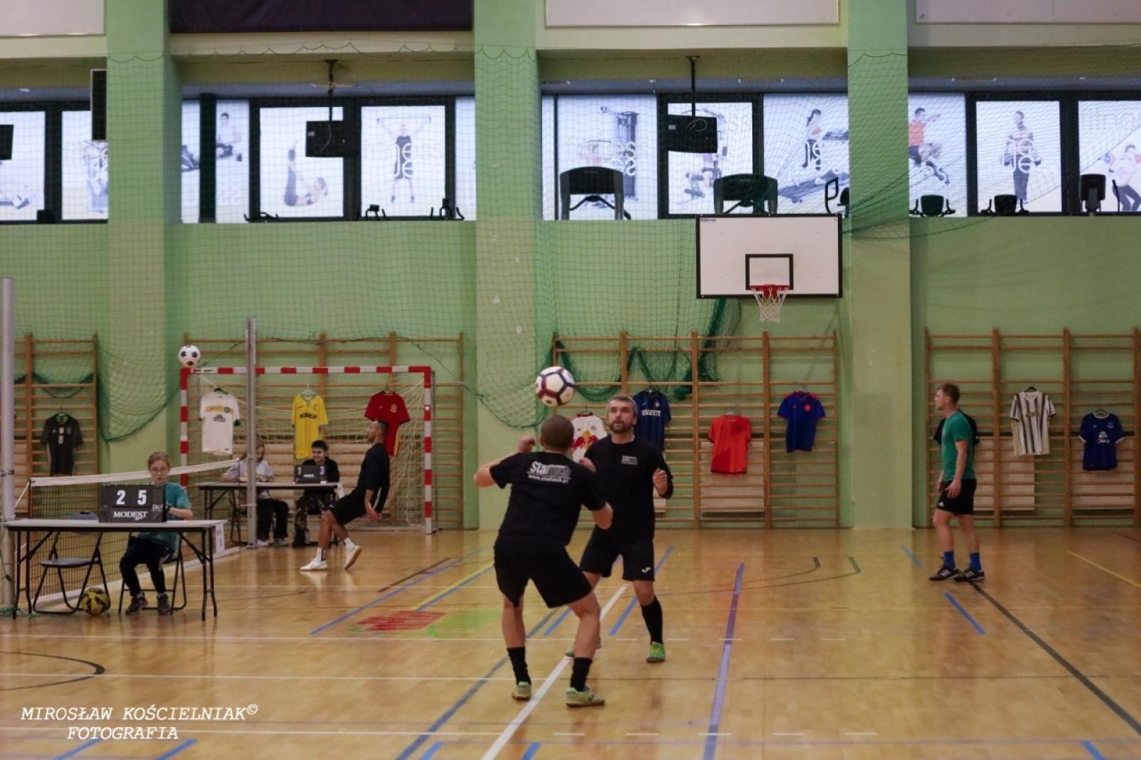 Zdjęcie w galerii na portalu naszraciborz.pl: Zacięta rywalizacja w IV edycji Turnieju Siatkonogi. Kamil Duda i Farid Ali triumfują wiadomości z regionu