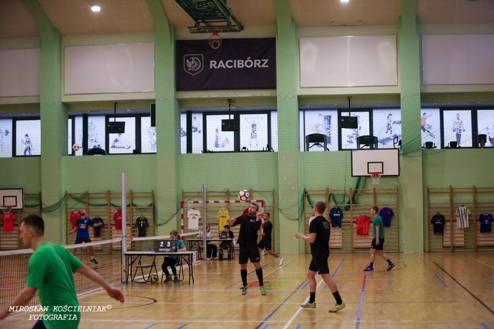 Zdjęcie w galerii na portalu naszraciborz.pl: Zacięta rywalizacja w IV edycji Turnieju Siatkonogi. Kamil Duda i Farid Ali triumfują wiadomości z regionu