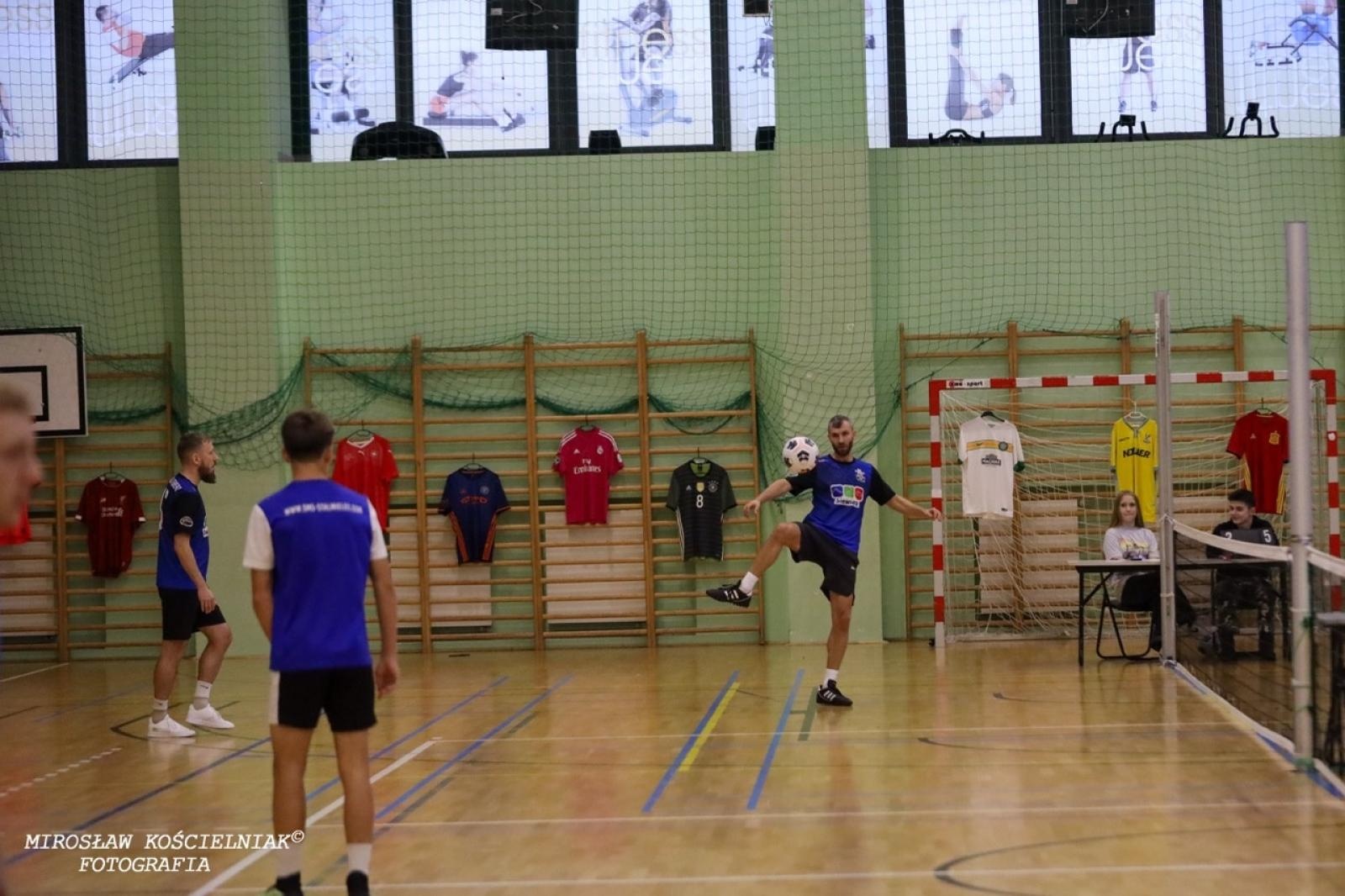 Zdjęcie w galerii na portalu naszraciborz.pl: Zacięta rywalizacja w IV edycji Turnieju Siatkonogi. Kamil Duda i Farid Ali triumfują wiadomości z regionu