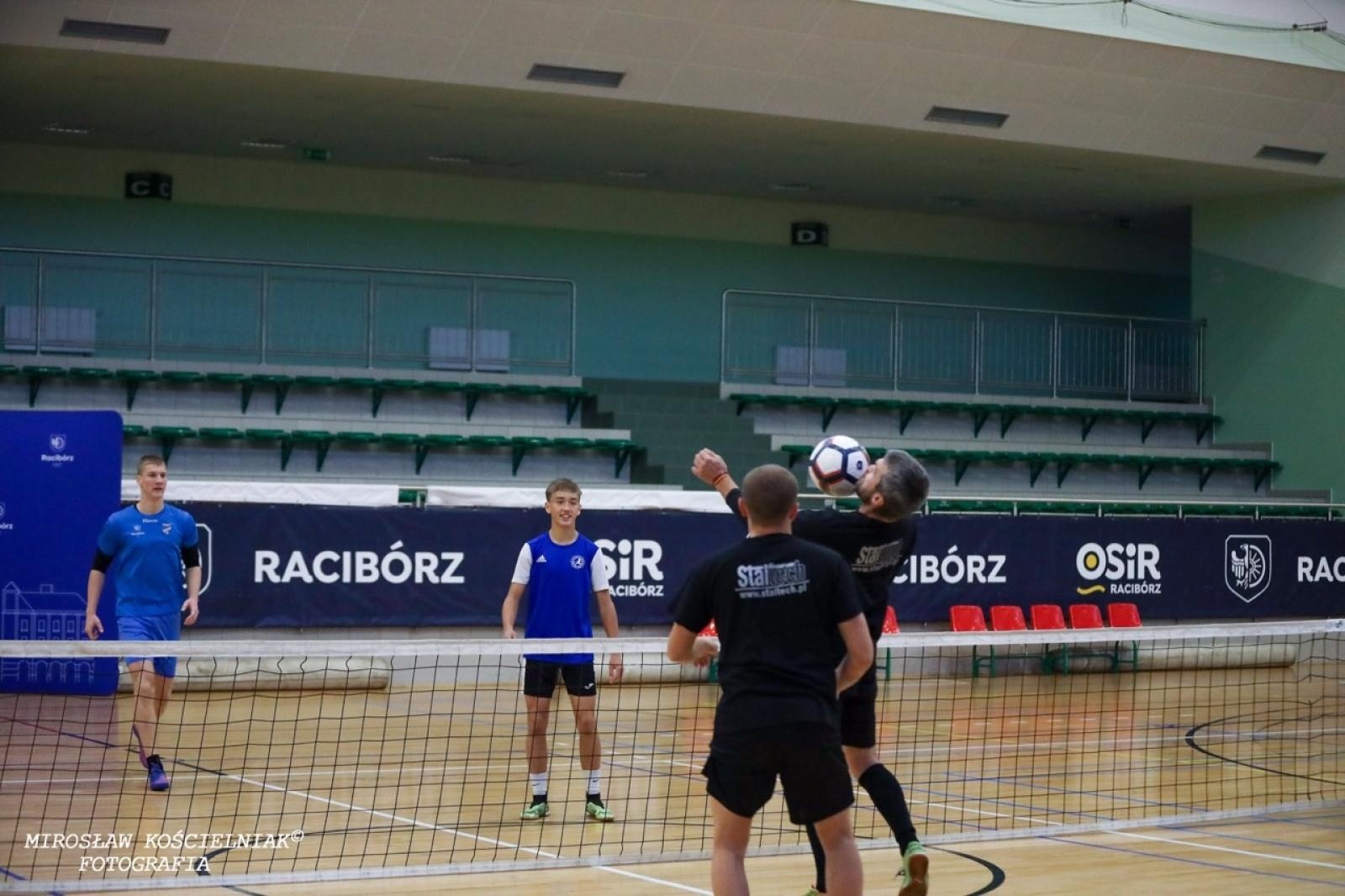 Zdjęcie w galerii na portalu naszraciborz.pl: Zacięta rywalizacja w IV edycji Turnieju Siatkonogi. Kamil Duda i Farid Ali triumfują wiadomości z regionu