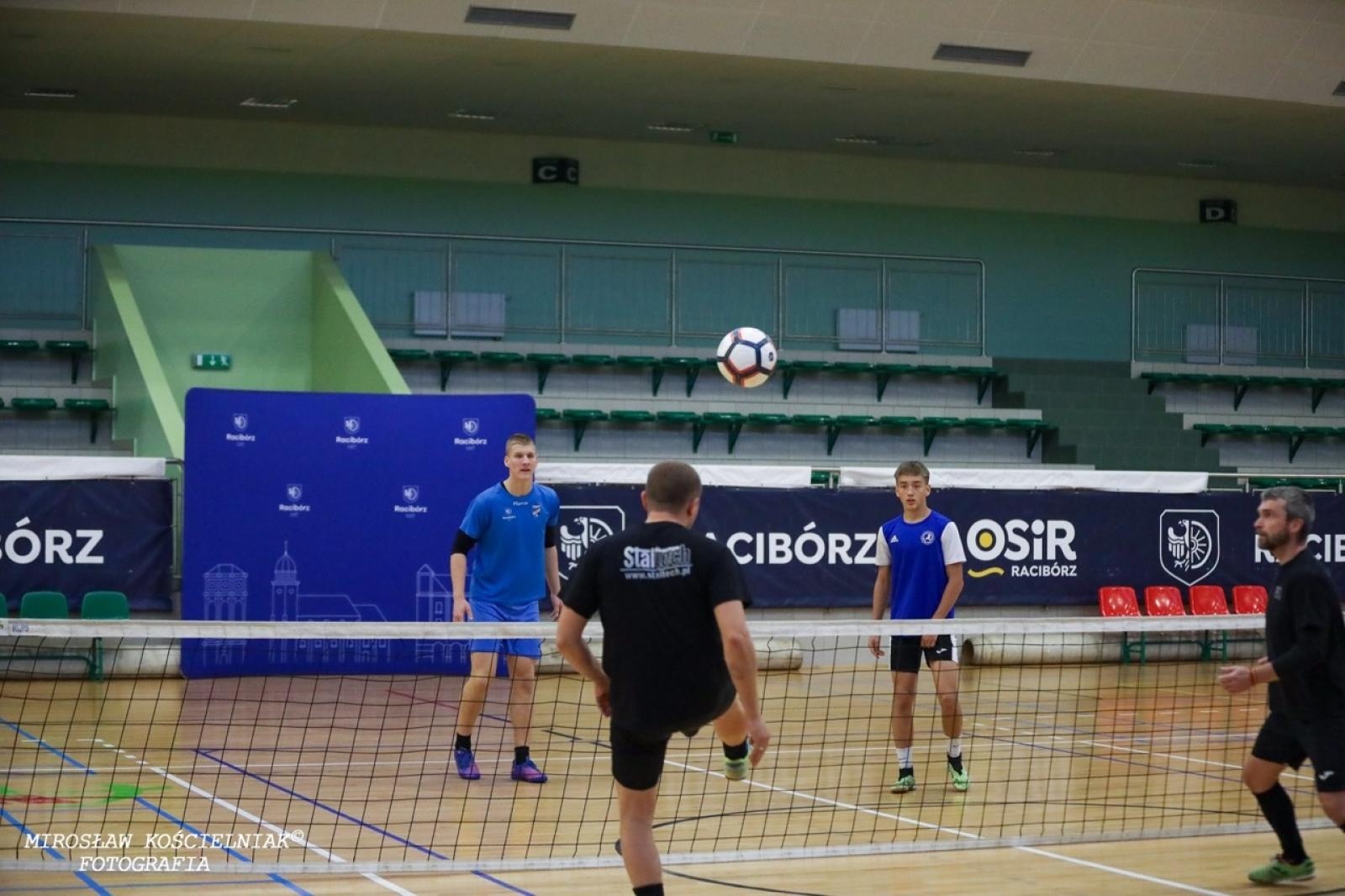 Zdjęcie w galerii na portalu naszraciborz.pl: Zacięta rywalizacja w IV edycji Turnieju Siatkonogi. Kamil Duda i Farid Ali triumfują wiadomości z regionu