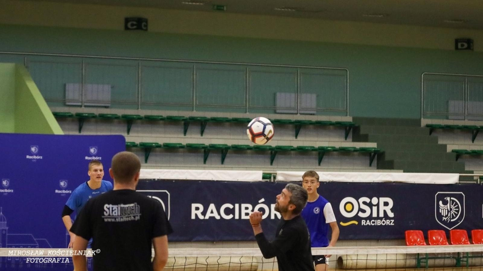 Zdjęcie w galerii na portalu naszraciborz.pl: Zacięta rywalizacja w IV edycji Turnieju Siatkonogi. Kamil Duda i Farid Ali triumfują wiadomości z regionu