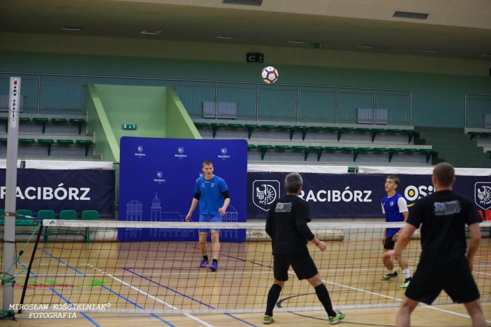 Zdjęcie w galerii na portalu naszraciborz.pl: Zacięta rywalizacja w IV edycji Turnieju Siatkonogi. Kamil Duda i Farid Ali triumfują wiadomości z regionu