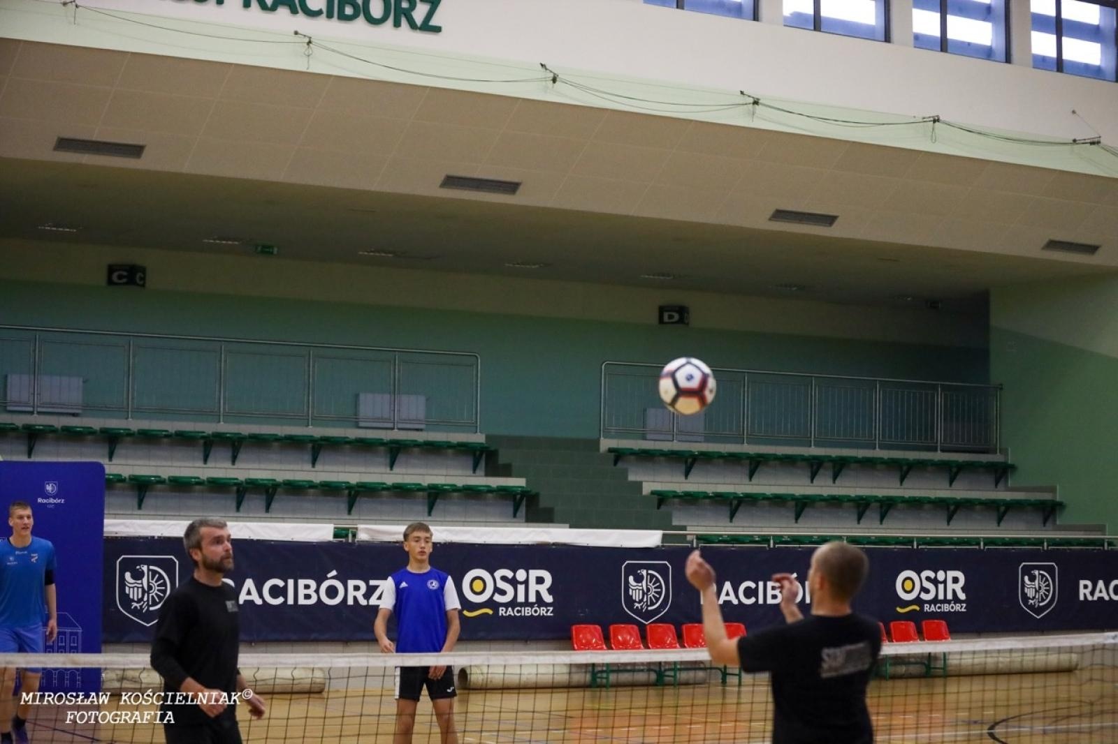 Zdjęcie w galerii na portalu naszraciborz.pl: Zacięta rywalizacja w IV edycji Turnieju Siatkonogi. Kamil Duda i Farid Ali triumfują wiadomości z regionu