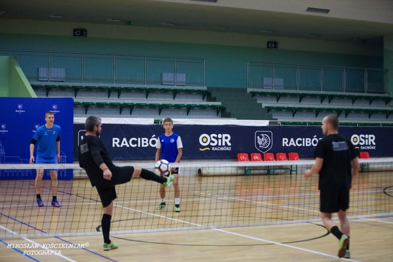 Zdjęcie w galerii na portalu naszraciborz.pl: Zacięta rywalizacja w IV edycji Turnieju Siatkonogi. Kamil Duda i Farid Ali triumfują wiadomości z regionu