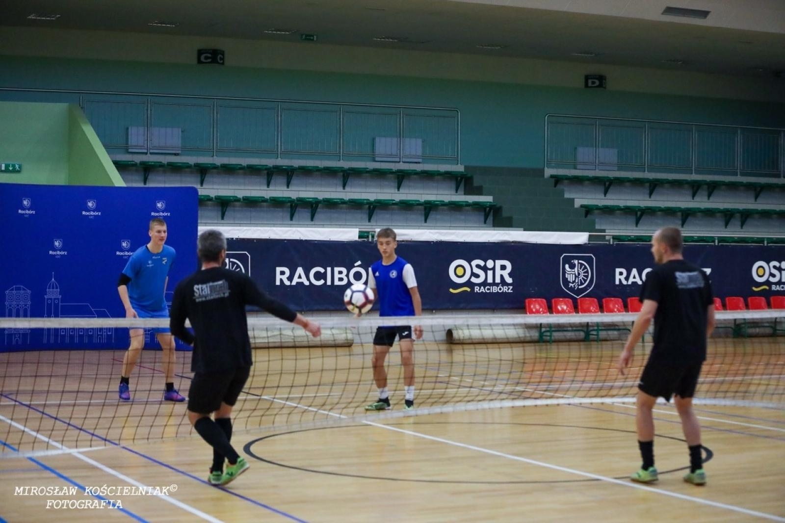 Zdjęcie w galerii na portalu naszraciborz.pl: Zacięta rywalizacja w IV edycji Turnieju Siatkonogi. Kamil Duda i Farid Ali triumfują wiadomości z regionu