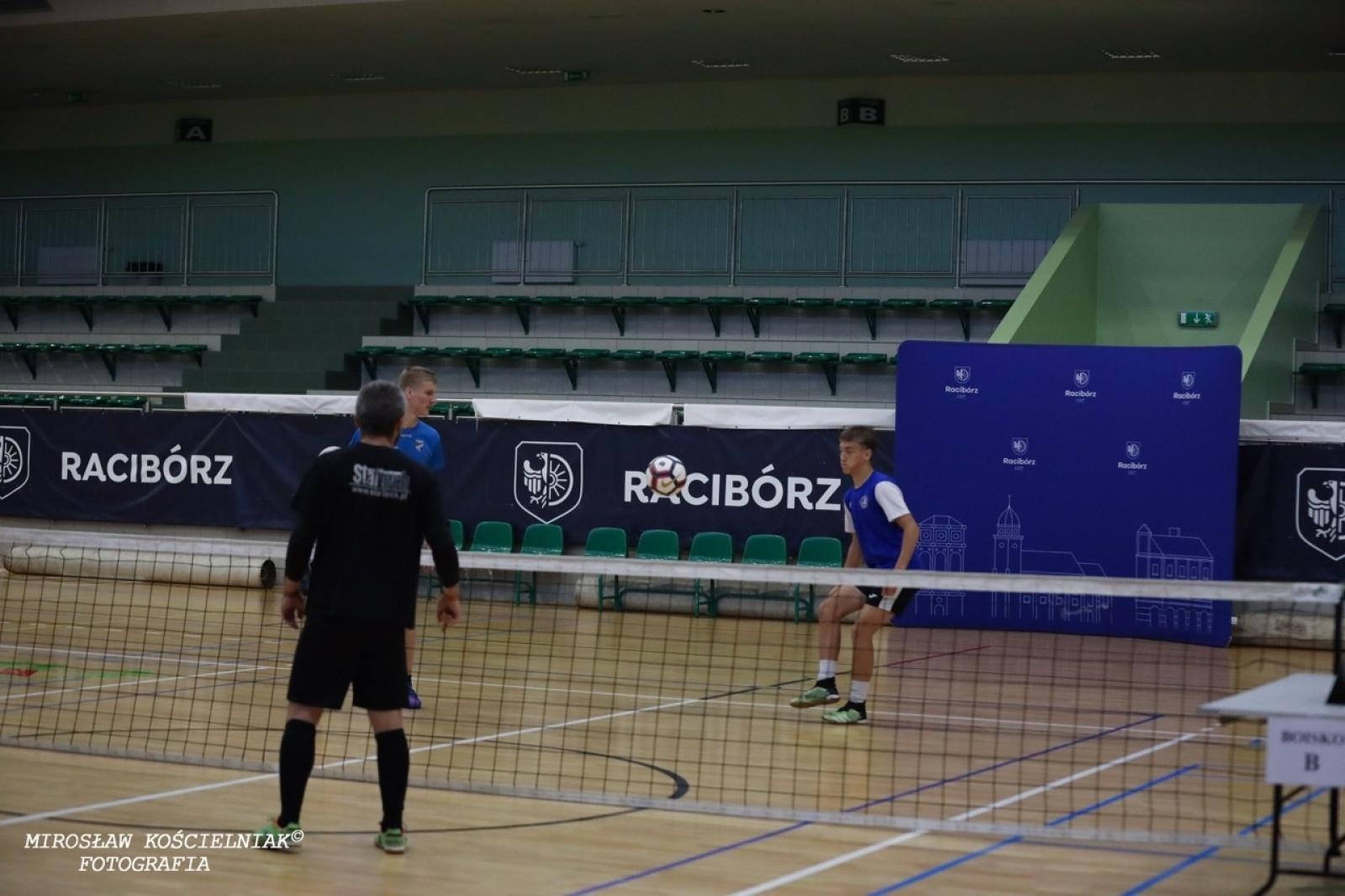 Zdjęcie w galerii na portalu naszraciborz.pl: Zacięta rywalizacja w IV edycji Turnieju Siatkonogi. Kamil Duda i Farid Ali triumfują wiadomości z regionu