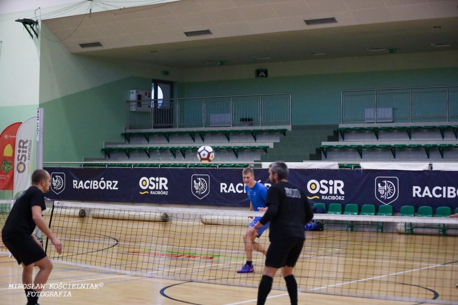 Zdjęcie w galerii na portalu naszraciborz.pl: Zacięta rywalizacja w IV edycji Turnieju Siatkonogi. Kamil Duda i Farid Ali triumfują wiadomości z regionu