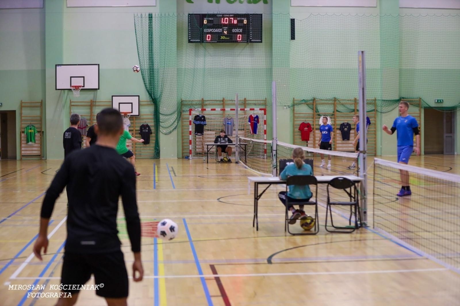 Zdjęcie w galerii na portalu naszraciborz.pl: Zacięta rywalizacja w IV edycji Turnieju Siatkonogi. Kamil Duda i Farid Ali triumfują wiadomości z regionu