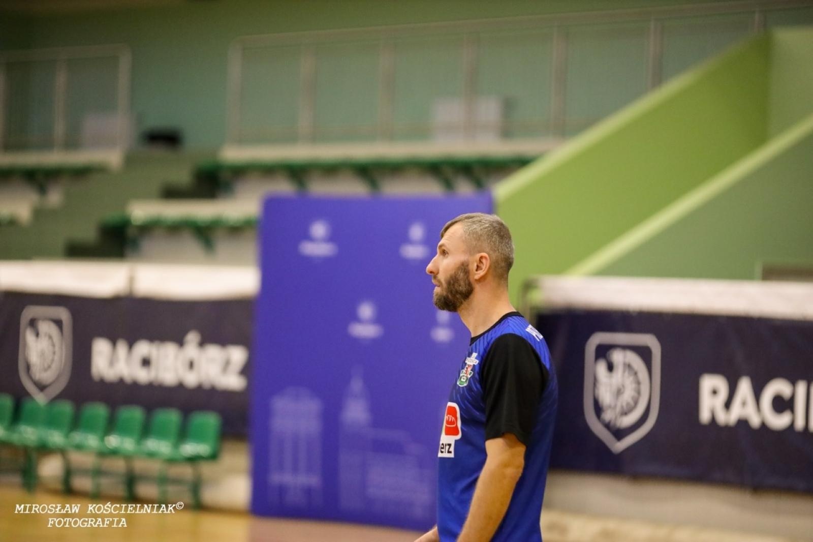 Zdjęcie w galerii na portalu naszraciborz.pl: Zacięta rywalizacja w IV edycji Turnieju Siatkonogi. Kamil Duda i Farid Ali triumfują wiadomości z regionu