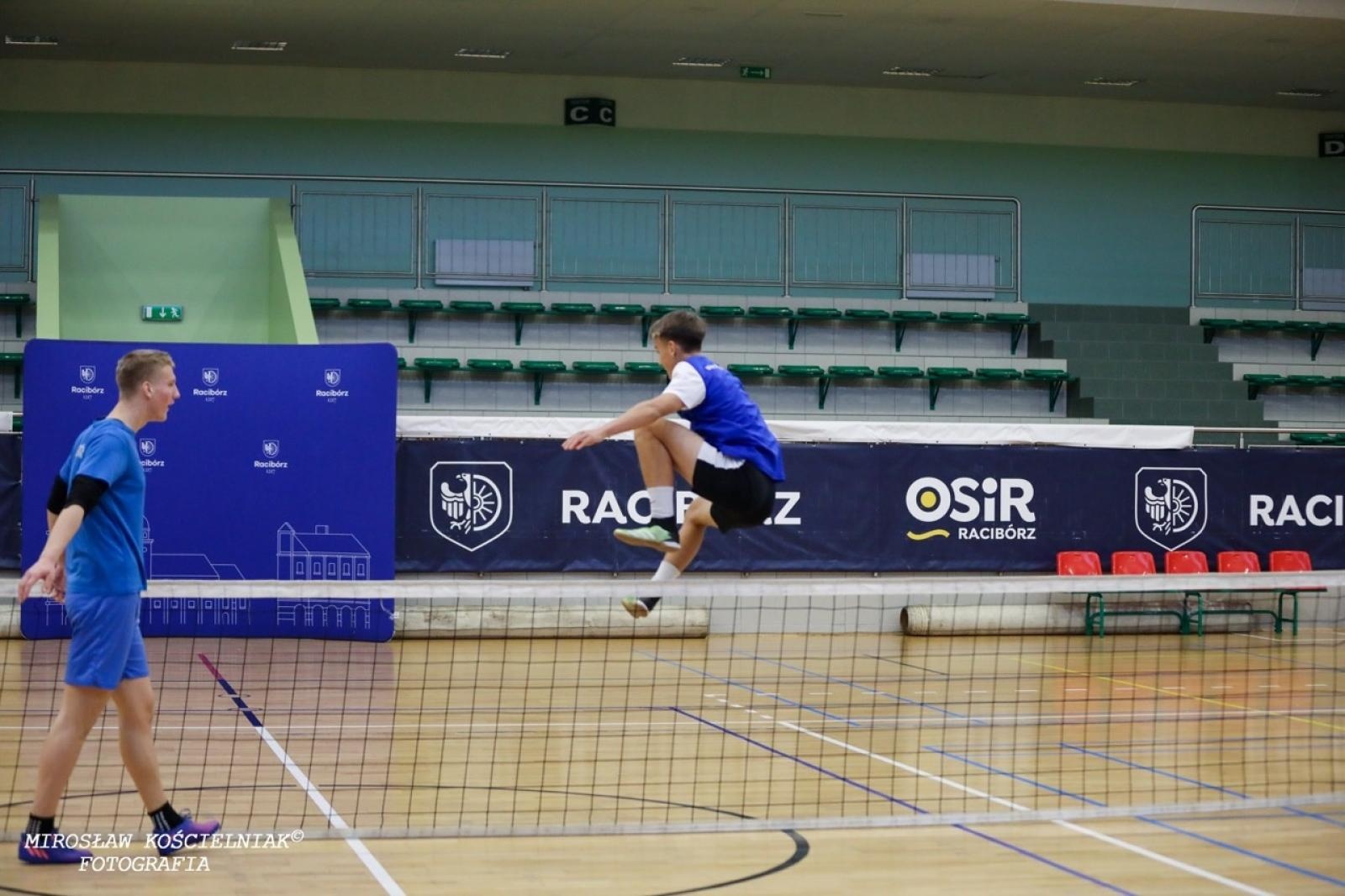 Zdjęcie w galerii na portalu naszraciborz.pl: Zacięta rywalizacja w IV edycji Turnieju Siatkonogi. Kamil Duda i Farid Ali triumfują wiadomości z regionu