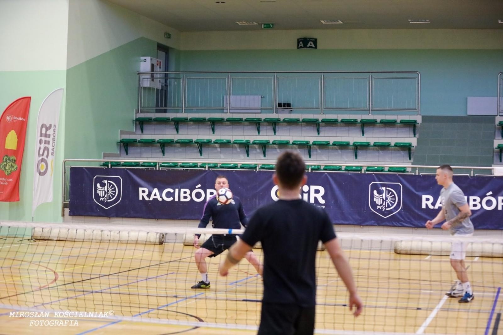 Zdjęcie w galerii na portalu naszraciborz.pl: Zacięta rywalizacja w IV edycji Turnieju Siatkonogi. Kamil Duda i Farid Ali triumfują wiadomości z regionu