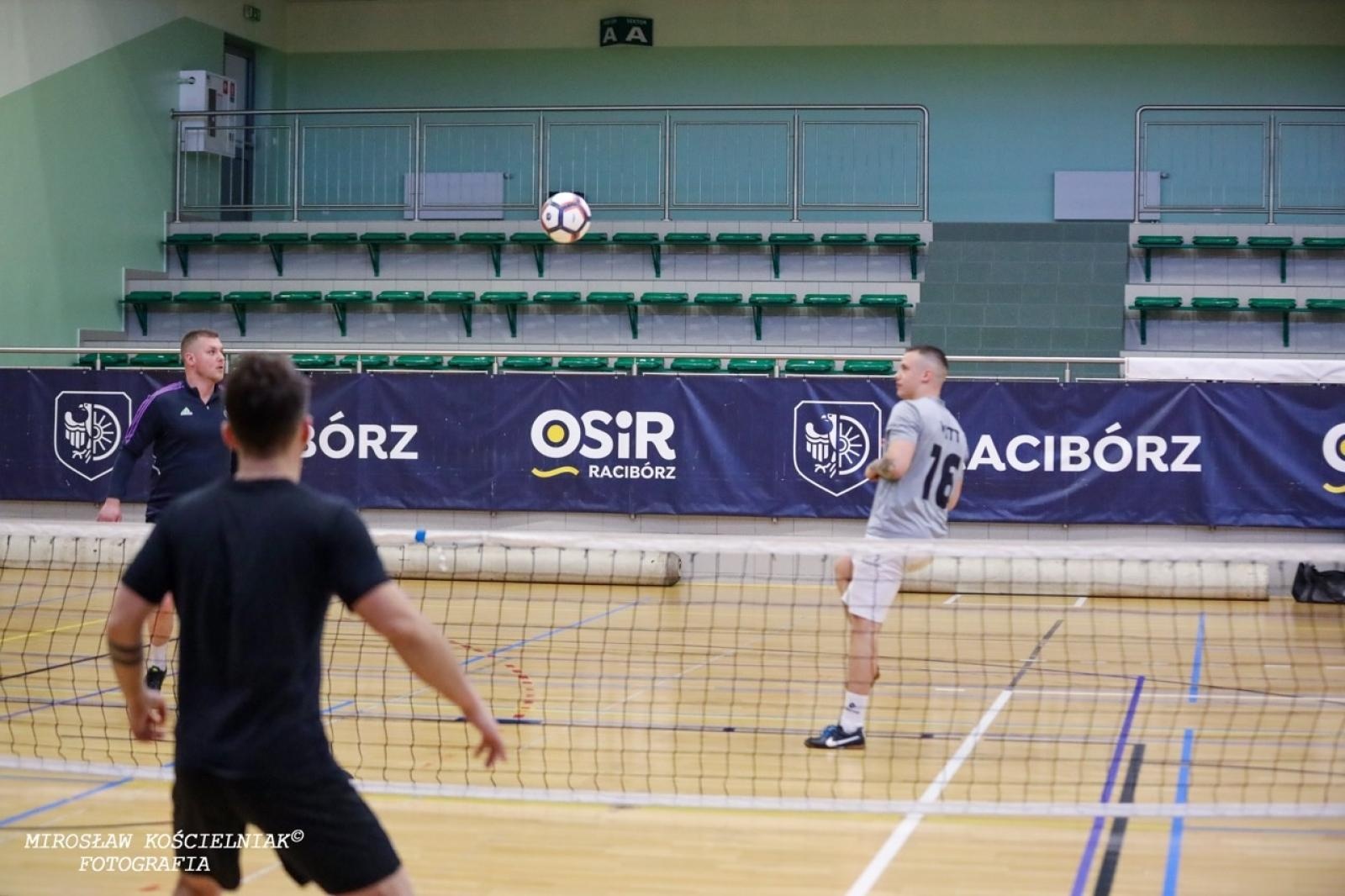 Zdjęcie w galerii na portalu naszraciborz.pl: Zacięta rywalizacja w IV edycji Turnieju Siatkonogi. Kamil Duda i Farid Ali triumfują wiadomości z regionu