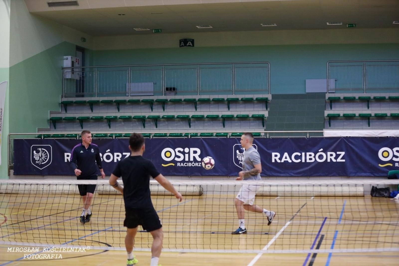 Zdjęcie w galerii na portalu naszraciborz.pl: Zacięta rywalizacja w IV edycji Turnieju Siatkonogi. Kamil Duda i Farid Ali triumfują wiadomości z regionu